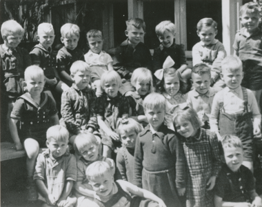 876963 Groepsportret van kleuters op de RK kleuterschool (fröbelschool, Waterstraat 4) in Wijk C te Utrecht op de ...